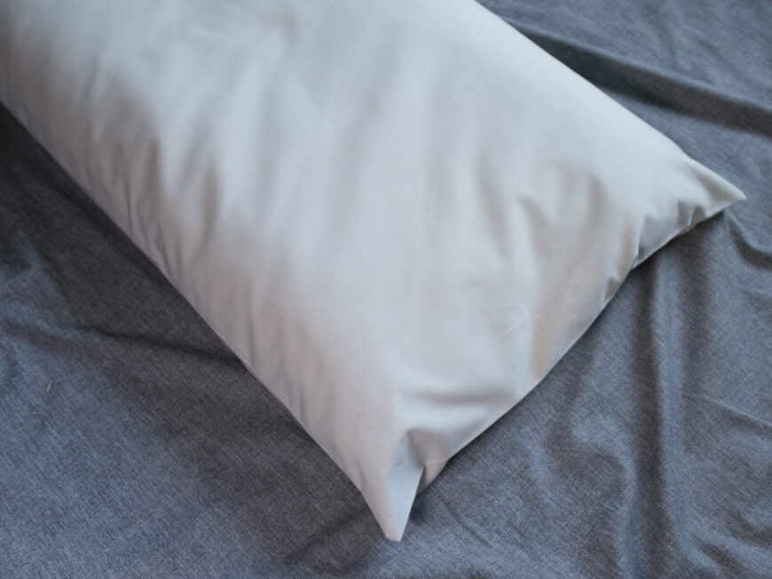 Körnerkopfkissen in natürlichem Licht auf grauem Hintergrund